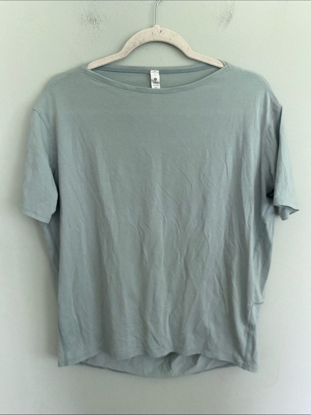Lululemon Women's Short Sleeve Tee in Light Sage Size 4 baggy